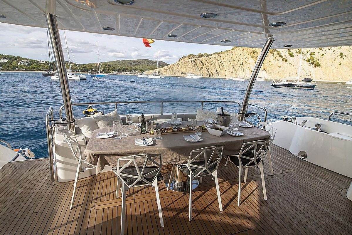 Продается моторная яхта Sunseeker 86 - стол на корме